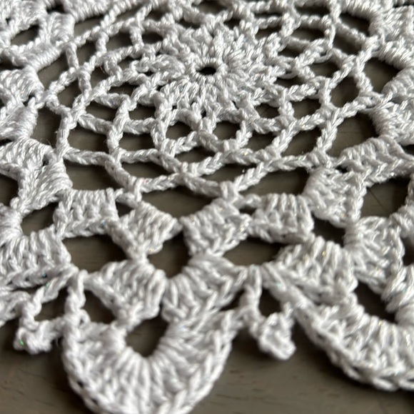Hand Crafted Crocheted Doily / Trivet / Snowflake Christmas Decoration - Picture 5 of 8